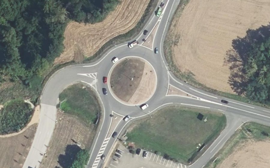 Vue aérienne du Rond-point anonyme n°39339777