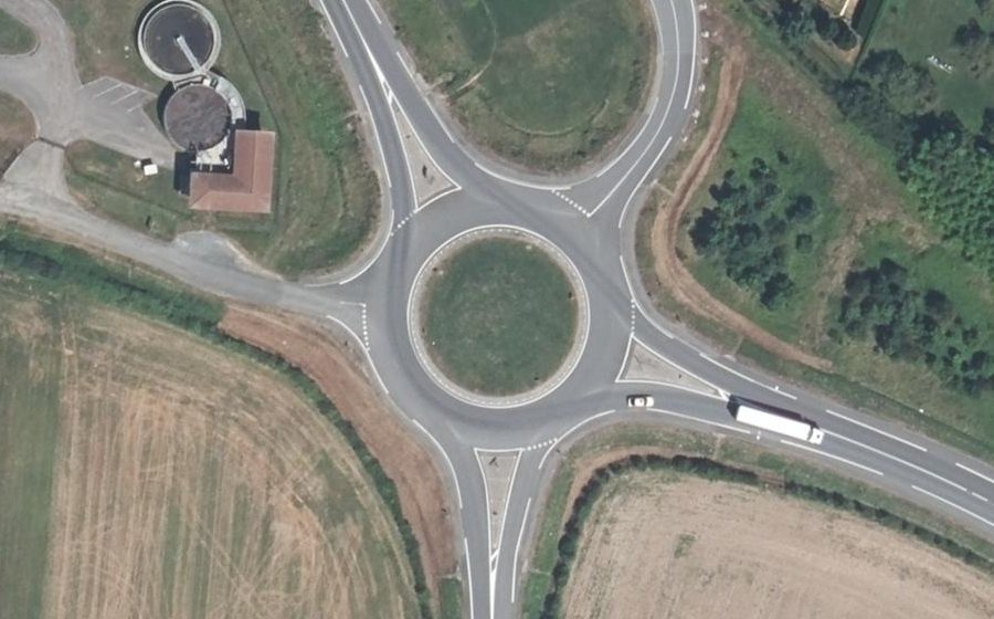 Vue aérienne du Rond-point anonyme n°39341879