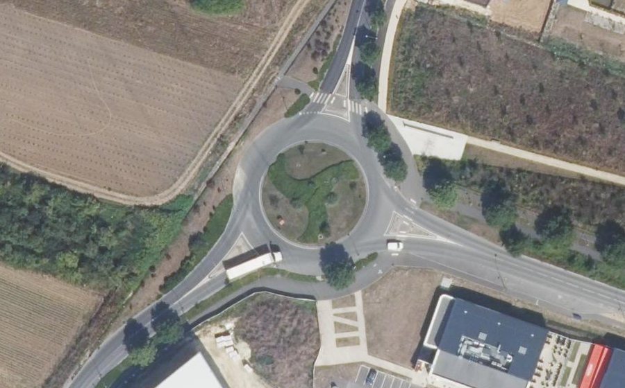 Vue aérienne du Rond-point anonyme n°393457648