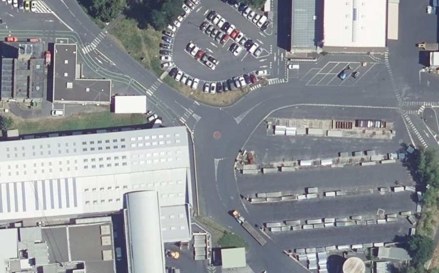 Vue aérienne du Rond-point anonyme n°393472123