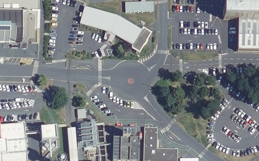 Vue aérienne du Rond-point anonyme n°393472124