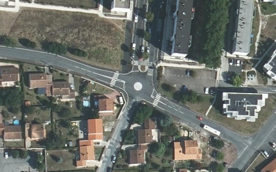 Vue aérienne du Rond-point anonyme n°393574749
