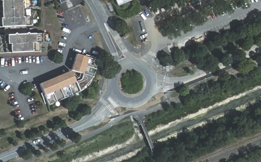 Vue aérienne du Rond-point anonyme n°393588947