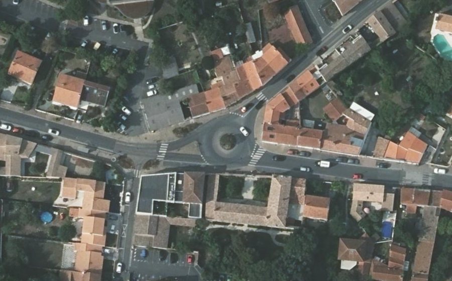 Vue aérienne du Rond-point anonyme n°393588961