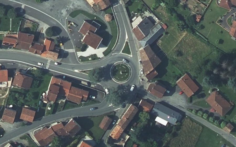 Vue aérienne du Rond-point anonyme n°39363565