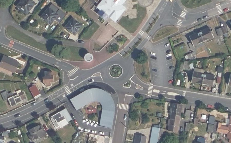 Vue aérienne du Rond-point anonyme n°39367166