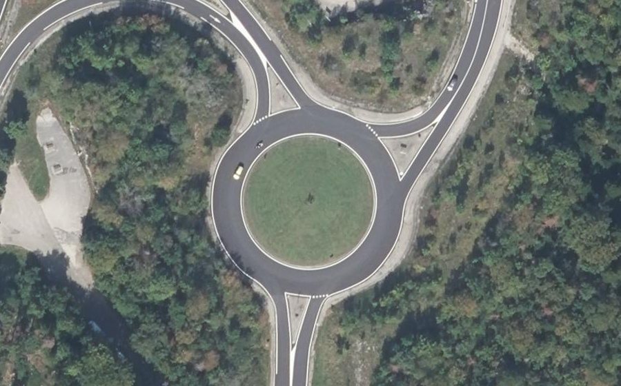Vue aérienne du Rond-point anonyme n°39371552
