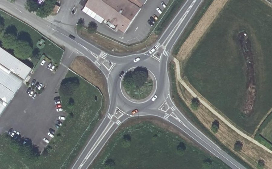 Vue aérienne du Rond-point anonyme n°39373203