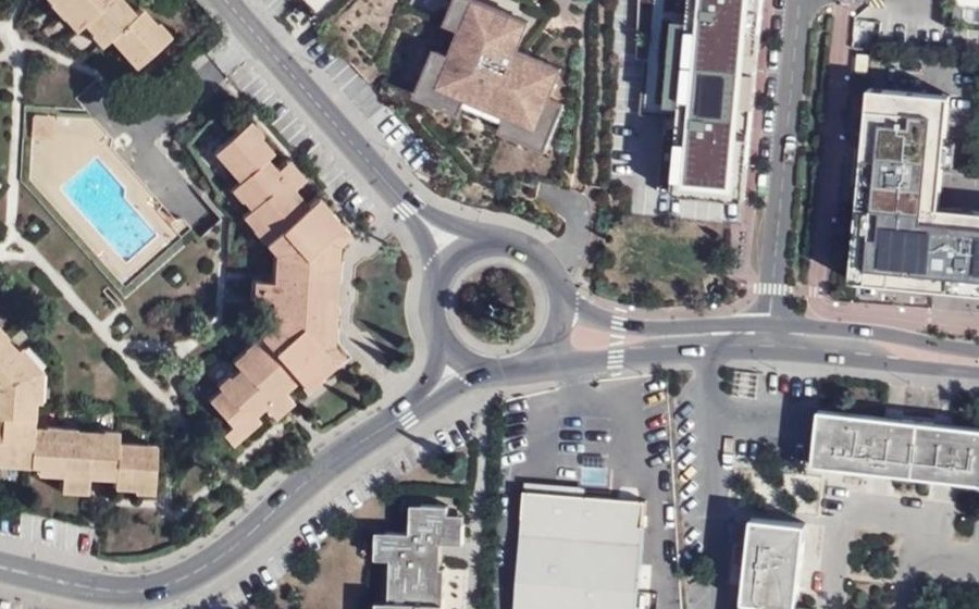 Vue aérienne du Rond-point anonyme n°39373976
