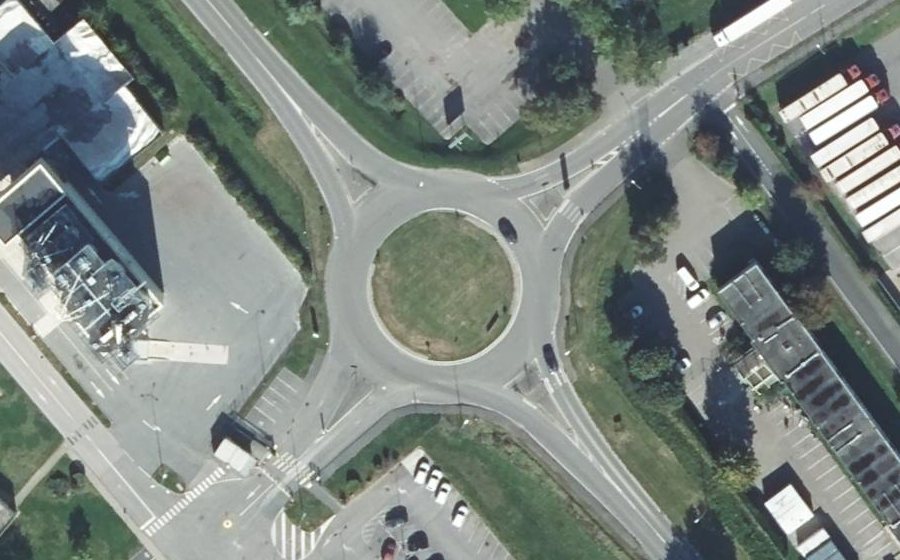 Vue aérienne du Rond-point anonyme n°39379276