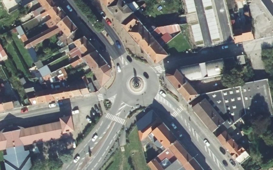 Vue aérienne du Rond-point anonyme n°39379580
