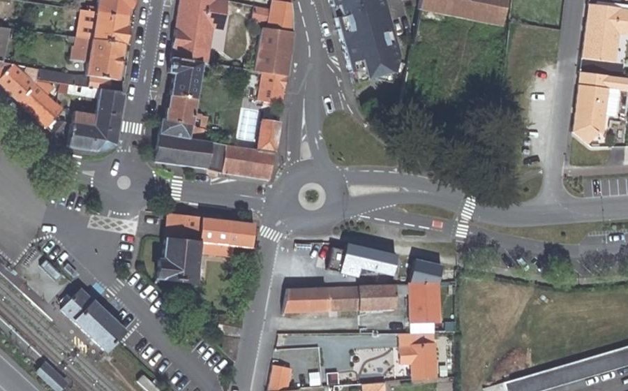 Vue aérienne du Rond-point anonyme n°39380212