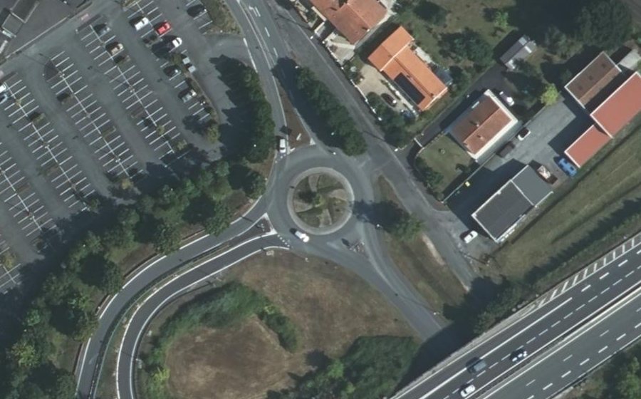 Vue aérienne du Rond-point anonyme n°39380581