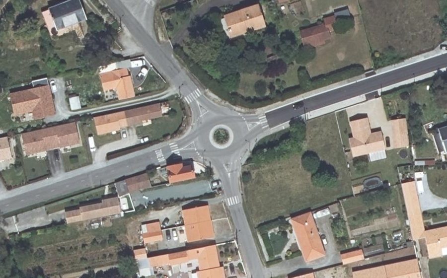 Vue aérienne du Rond-point anonyme n°39383193