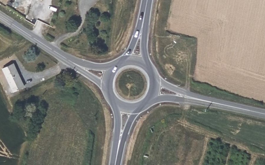 Vue aérienne du Rond-point anonyme n°393896004