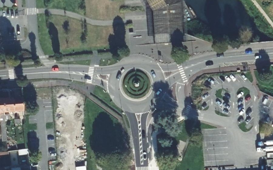 Vue aérienne du Rond-point anonyme n°39391252