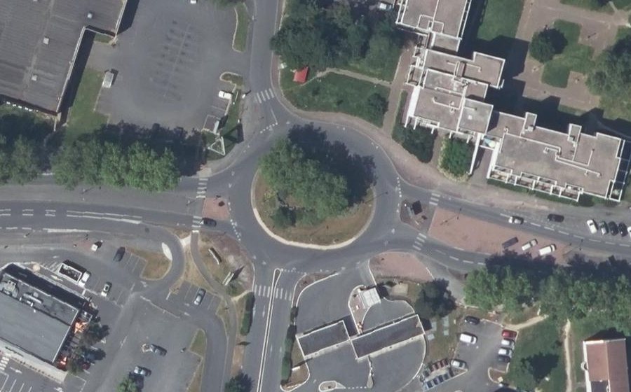 Vue aérienne du Rond-point anonyme n°39393511