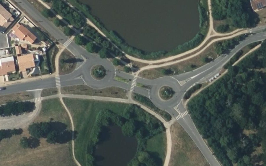 Vue aérienne du Rond-point anonyme n°39394623