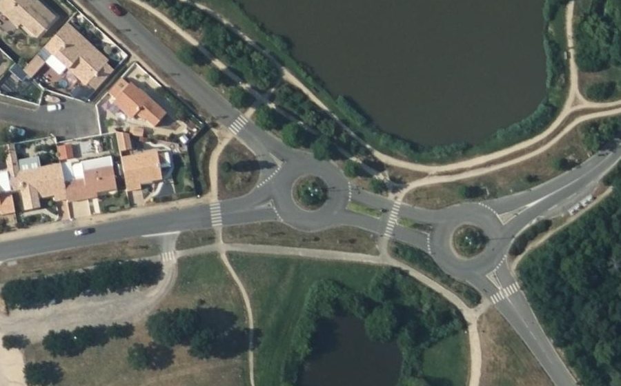 Vue aérienne du Rond-point anonyme n°39394624