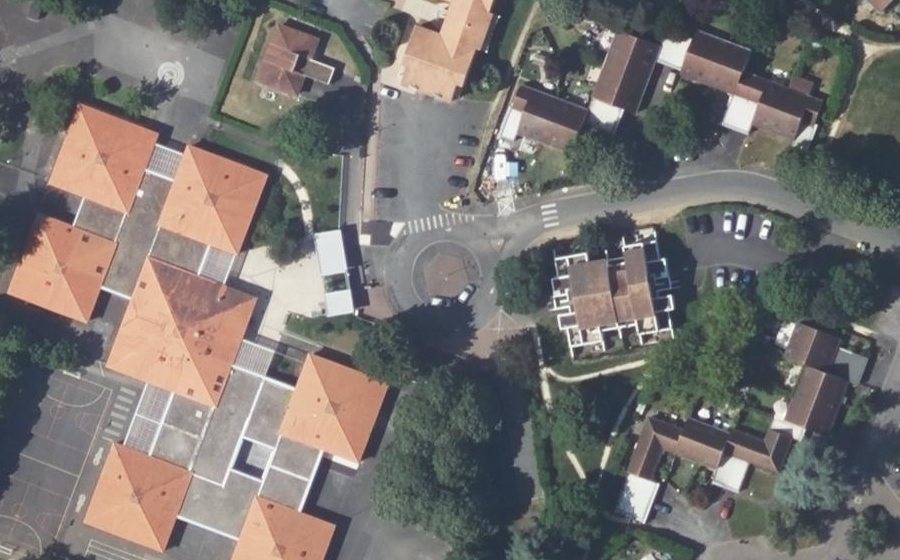 Vue aérienne du Rond-point anonyme n°39397889