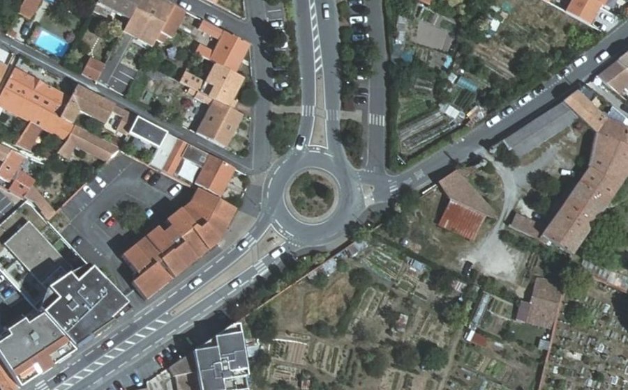 Vue aérienne du Rond-point anonyme n°39405190