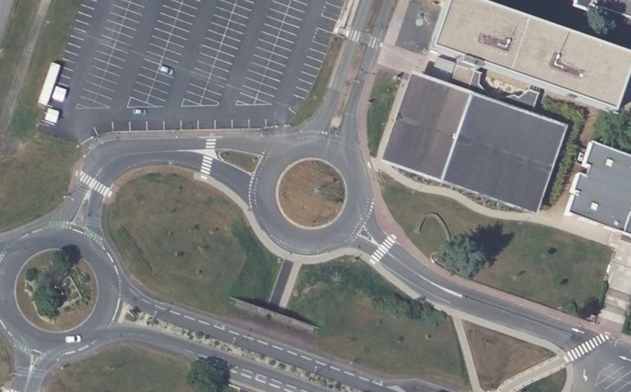 Vue aérienne du Rond-point anonyme n°39408576