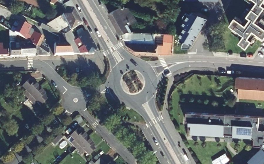 Vue aérienne du Rond-point anonyme n°394164450