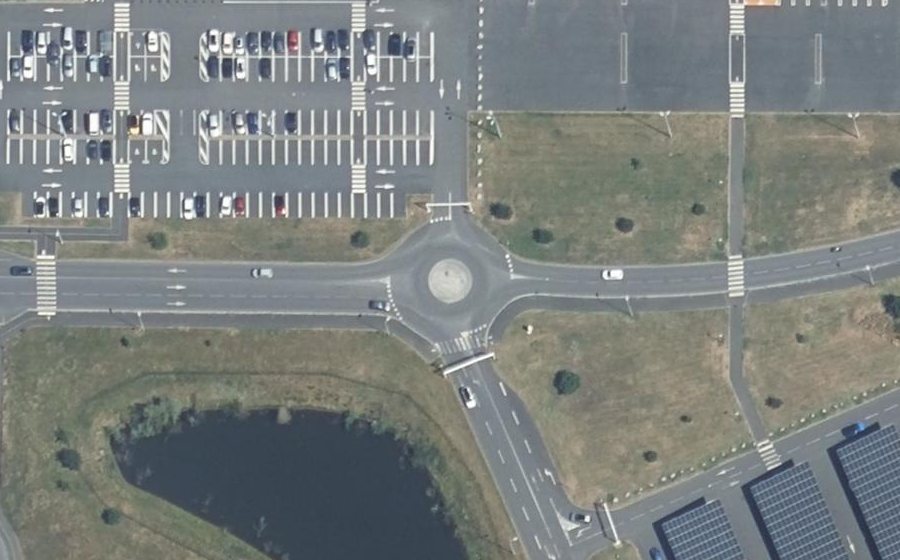 Vue aérienne du Rond-point anonyme n°394225579