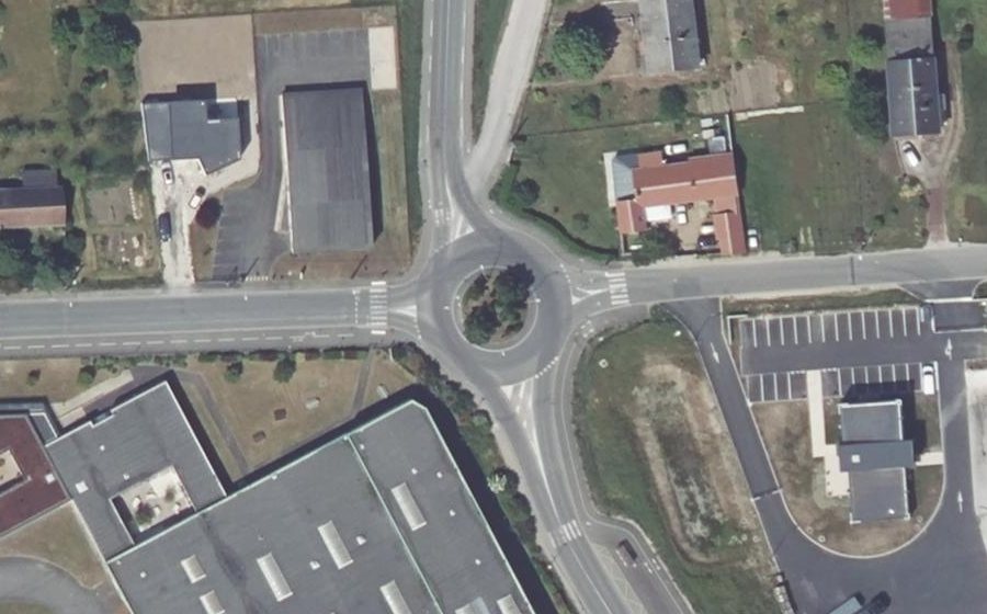 Vue aérienne du Rond-point anonyme n°394289844