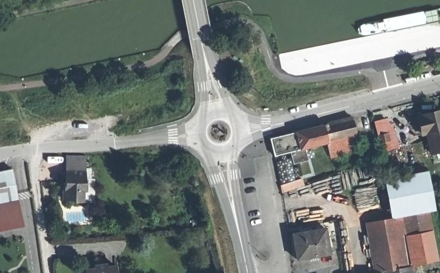Vue aérienne du Rond-point anonyme n°39434580