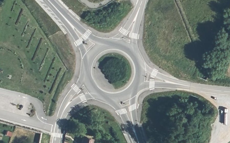 Vue aérienne du Rond-point anonyme n°39436681