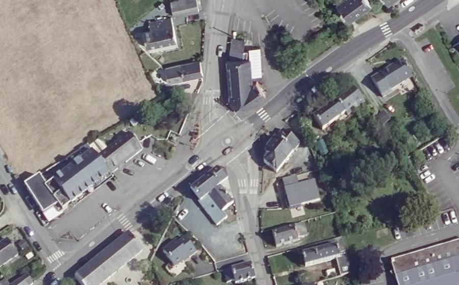 Vue aérienne du Rond-point anonyme n°394423218