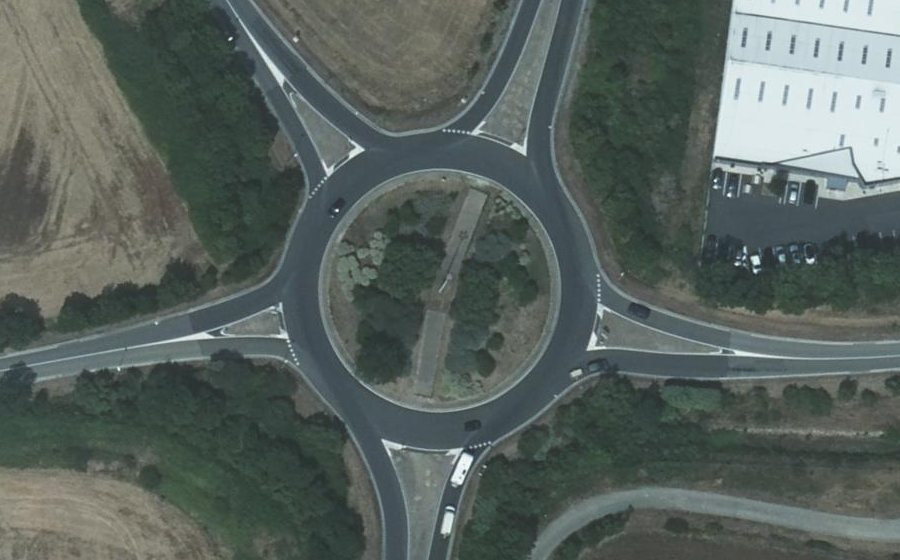 Vue aérienne du Rond-point anonyme n°39442378