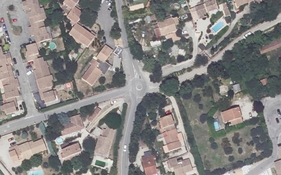 Vue aérienne du Rond-point anonyme n°39450375