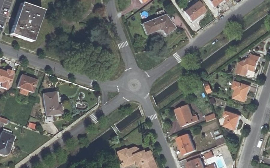 Vue aérienne du Rond-point anonyme n°39452256