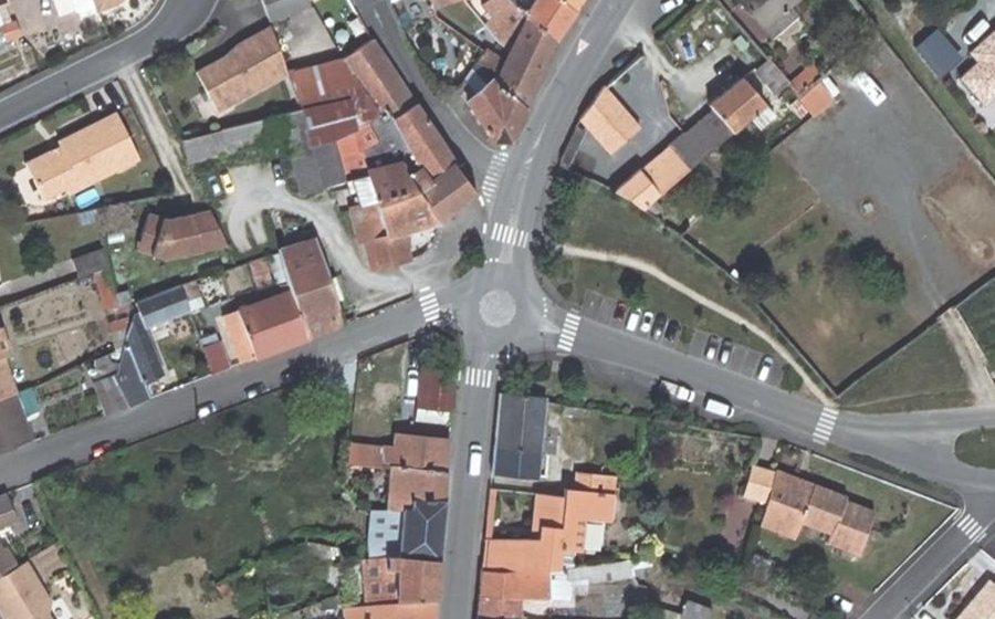 Vue aérienne du Rond-point anonyme n°39452258