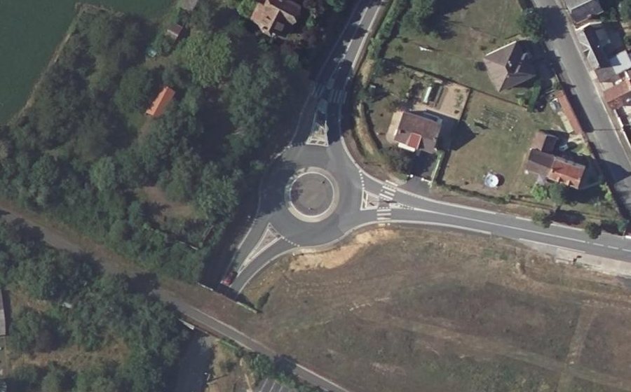 Vue aérienne du Rond-point anonyme n°394553055