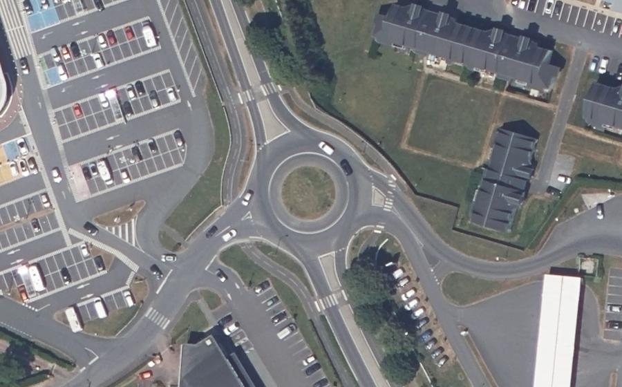 Vue aérienne du Rond-point anonyme n°394701219