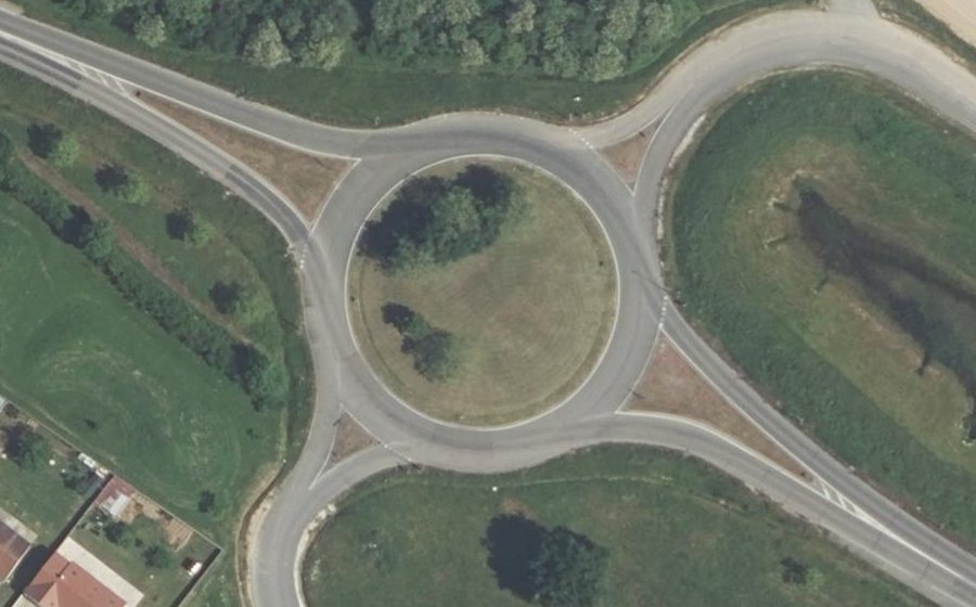 Vue aérienne du Rond-point anonyme n°39476018