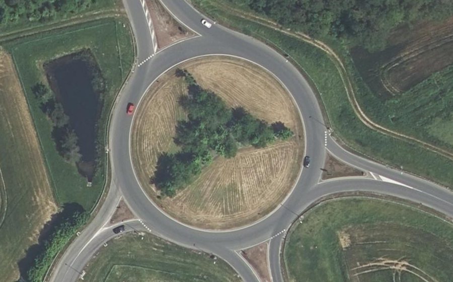 Vue aérienne du Rond-point anonyme n°39477166