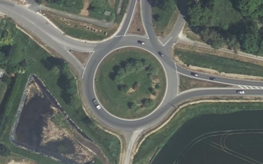 Vue aérienne du Rond-point anonyme n°39479880