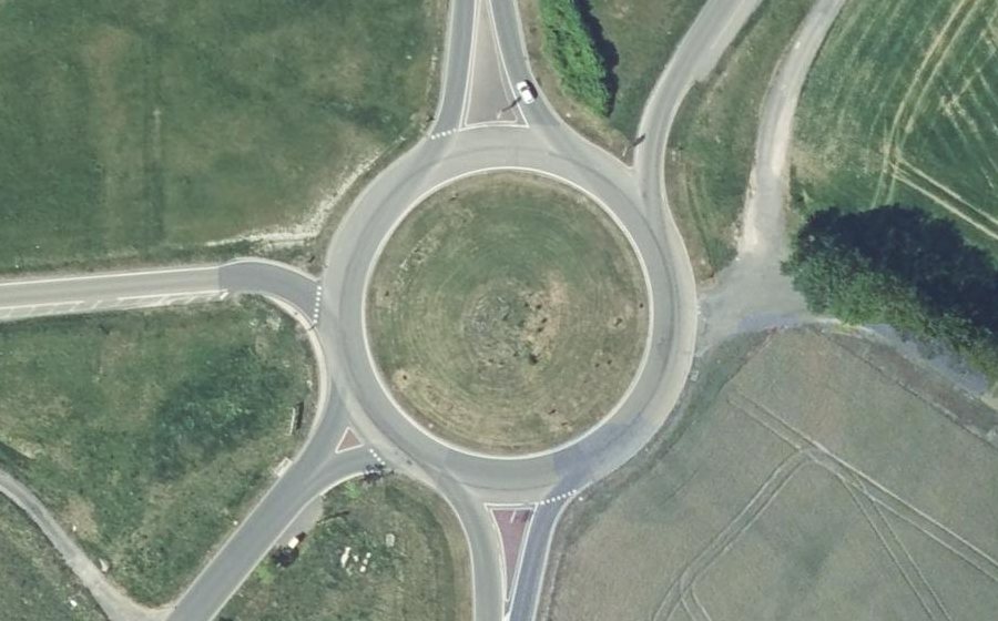 Vue aérienne du Rond-point anonyme n°39480322