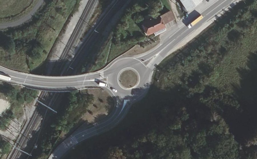 Vue aérienne du Rond-point anonyme n°39487825