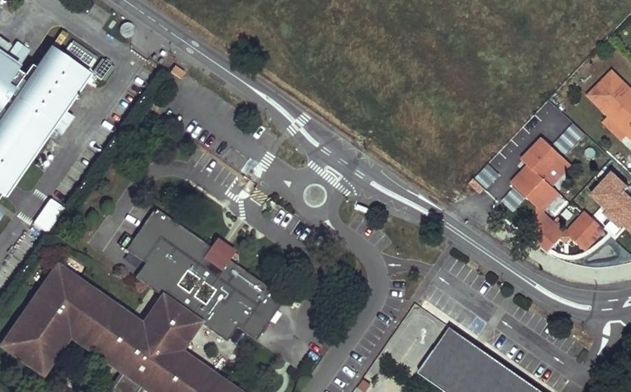 Vue aérienne du Rond-point anonyme n°394918423