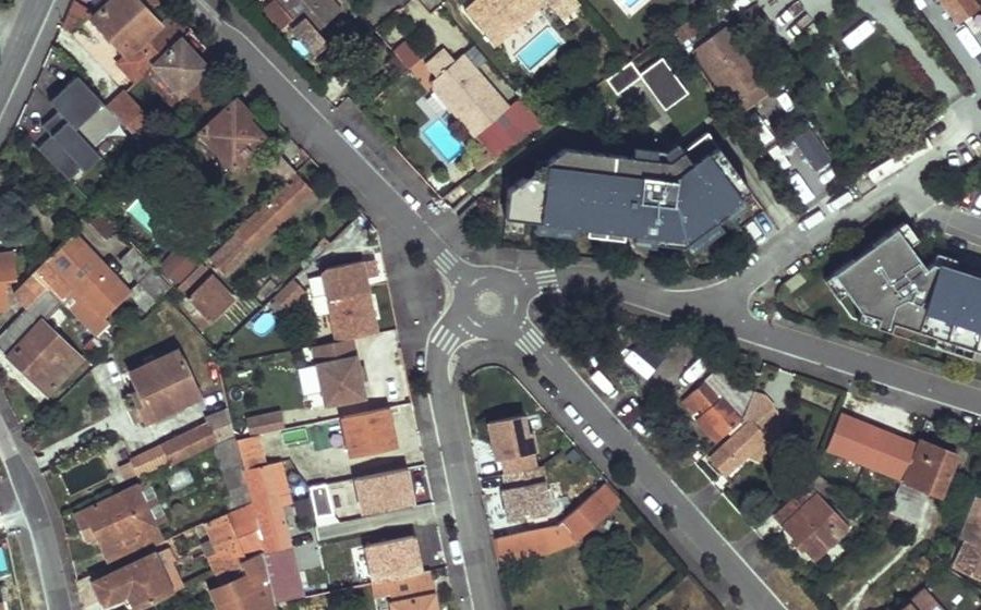 Vue aérienne du Rond-point anonyme n°394918470