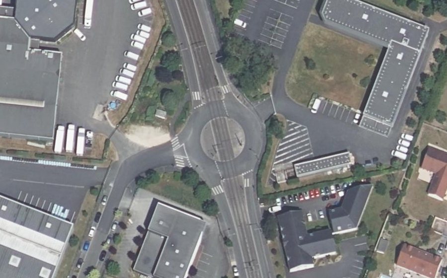 Vue aérienne du Rond-point anonyme n°39493284
