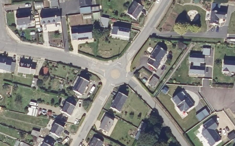 Vue aérienne du Rond-point anonyme n°394944253