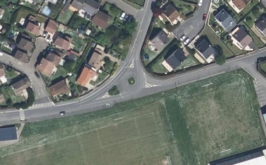 Vue aérienne du Rond-point anonyme n°394984496