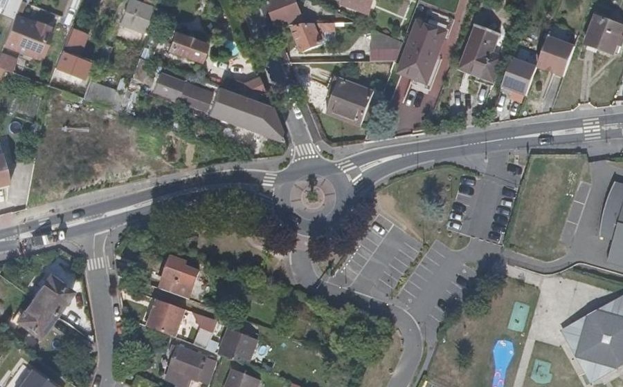Vue aérienne du Rond-point anonyme n°394984931