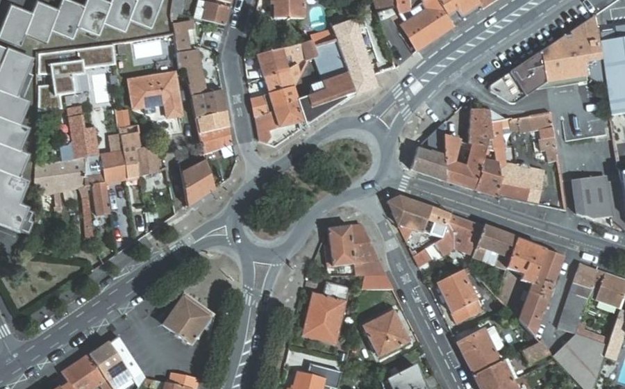 Vue aérienne du Rond-point anonyme n°39502605